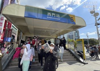 區塊鏈頭條媒體搭捷運，台北街頭逛大街。