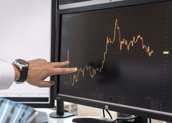 路透調查：美聯儲12月將加息50個基點。