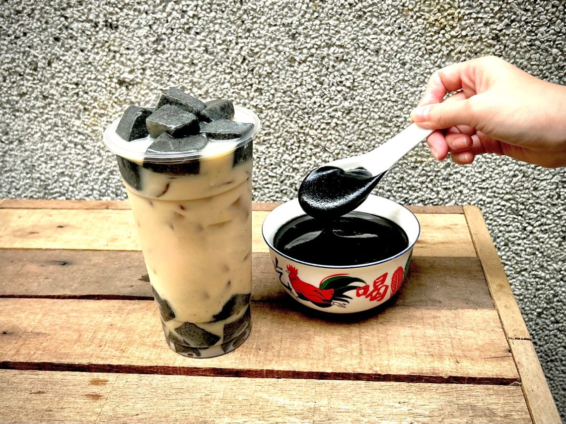 排隊排爆賣到缺貨!凍飲霸主鶴茶樓首創『芝麻糊凍奶茶』最近也太紅!