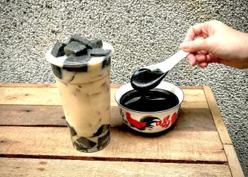 排隊排爆賣到缺貨！凍飲霸主鶴茶樓首創『芝麻糊凍奶茶』最近也太紅！