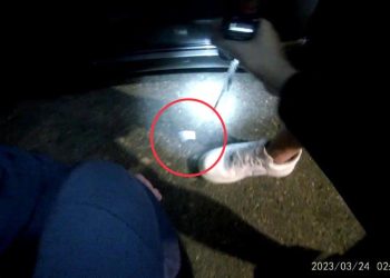 故作玄虛！男遇盤查假意自清　口袋掉出一包秒遭逮