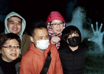 女主持人陳筱筠出外景卡陰腰痛到無法動彈-「一起翹班趣」真的見鬼了！