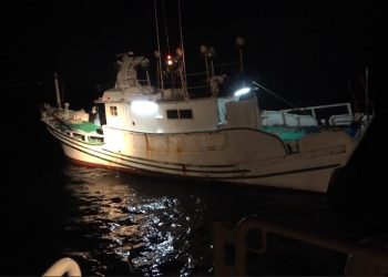 影/趁清明連假漁船載運越籍偷渡闖關-海巡緝獲9男3女