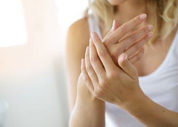 手腳麻到坐輪椅！慢性脫髓鞘多發性神經炎治療健保給付不完善-患者病情反覆發作