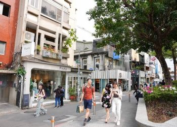 年輕人不逛東區，改愛這商圈？網認同大讚「正妹超多」，根本台北最香地區