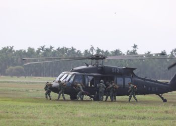 獨家/因應共軍軍演-國軍直升機傘訓模擬城鎮戰滲透反擊