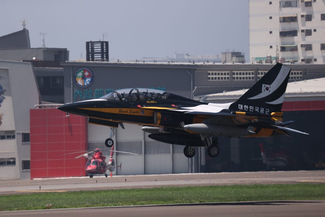 影/韓國9架黑鷹特教機過境高雄整補