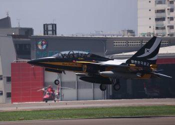 影/韓國9架黑鷹特教機過境高雄整補