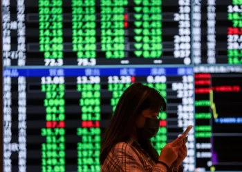 買宏達電六千多張、損失飆破55億 保險公司坦承：只能賣樓止血