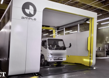 只要 5 分鐘！四輪電動車的換電系統已經進化到跟加油差不多速度了