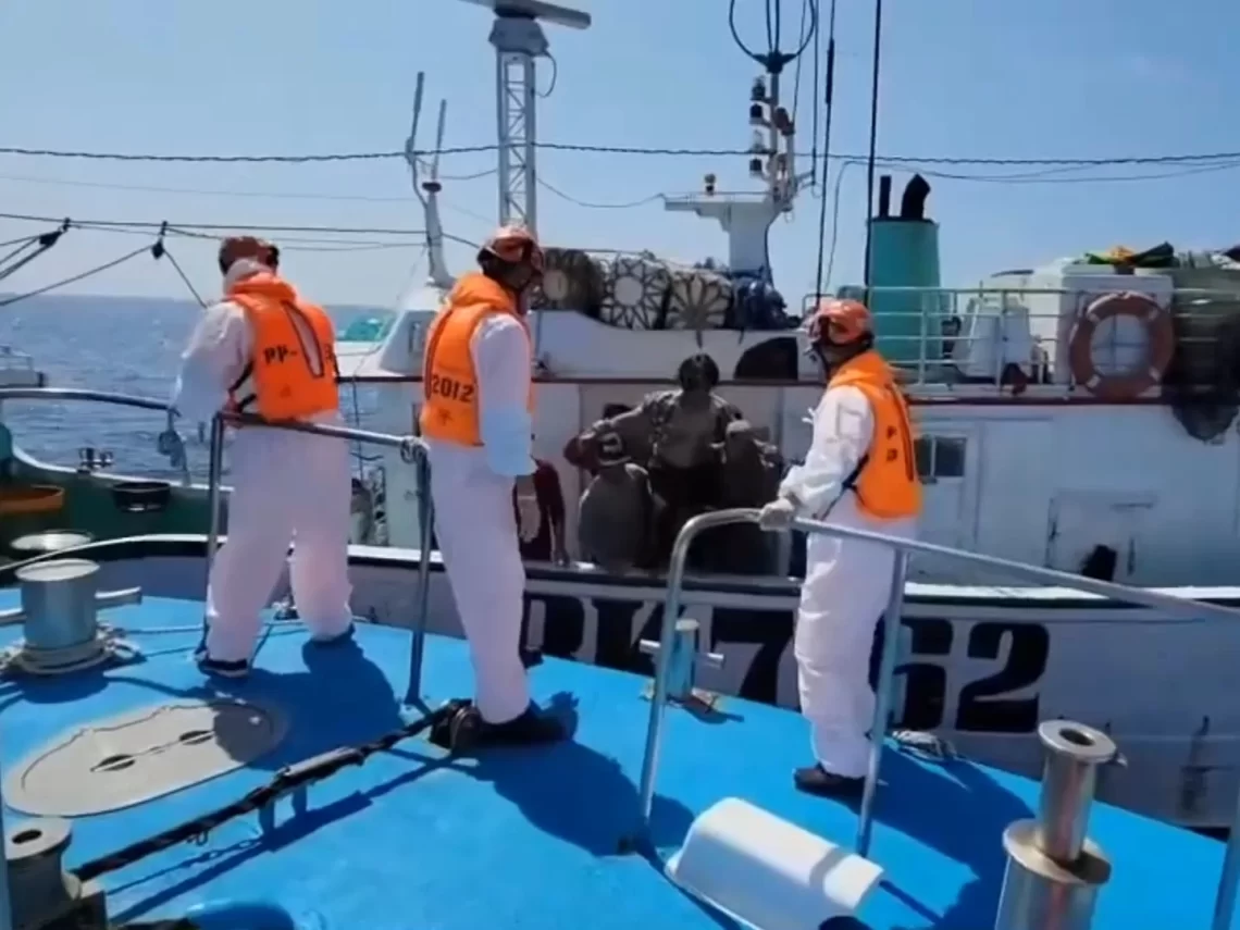 外籍漁工船上作業魚鉤刺胸-恆春海巡馳援送醫