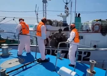 外籍漁工船上作業魚鉤刺胸-恆春海巡馳援送醫