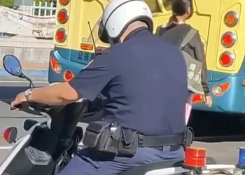 獨家/東港海濱國小前機車巡邏員警「杜咕」