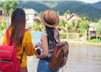 出國玩沒帶行李狂擦旅伴保養品-網友：友誼小船說翻就翻