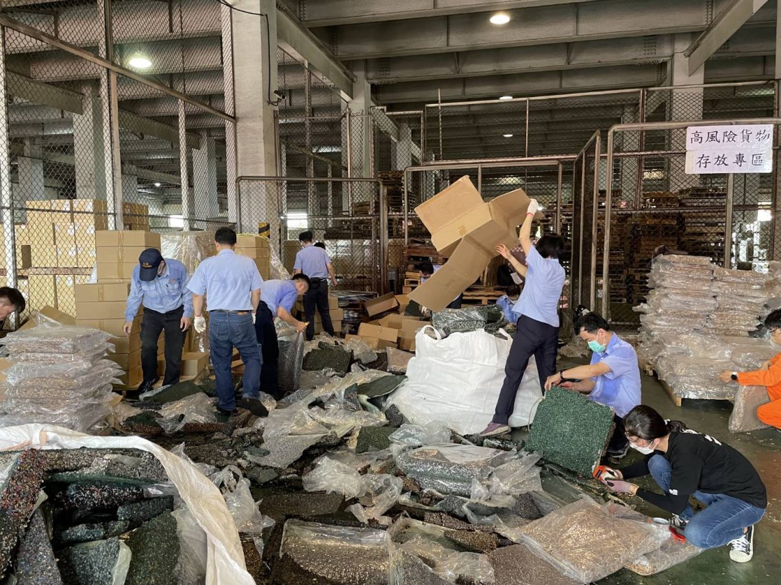 高雄海關緝獲利用橡膠地板夾藏大陸乾香菇絲