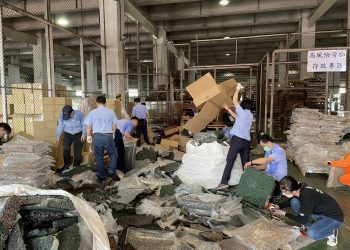 高雄海關緝獲利用橡膠地板夾藏大陸乾香菇絲