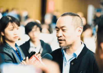 鏈上偵探 ZachXBT 大戰 NFT 巨鯨麻吉大哥，社群捐贈 70 多萬美元力挺