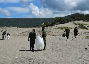 第四作戰區演訓部隊海岸淨灘-軍民齊心守護家園