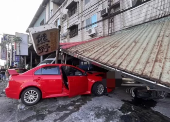 屏東市清晨自小客衝入民宅　汽機車受損駕駛輕傷