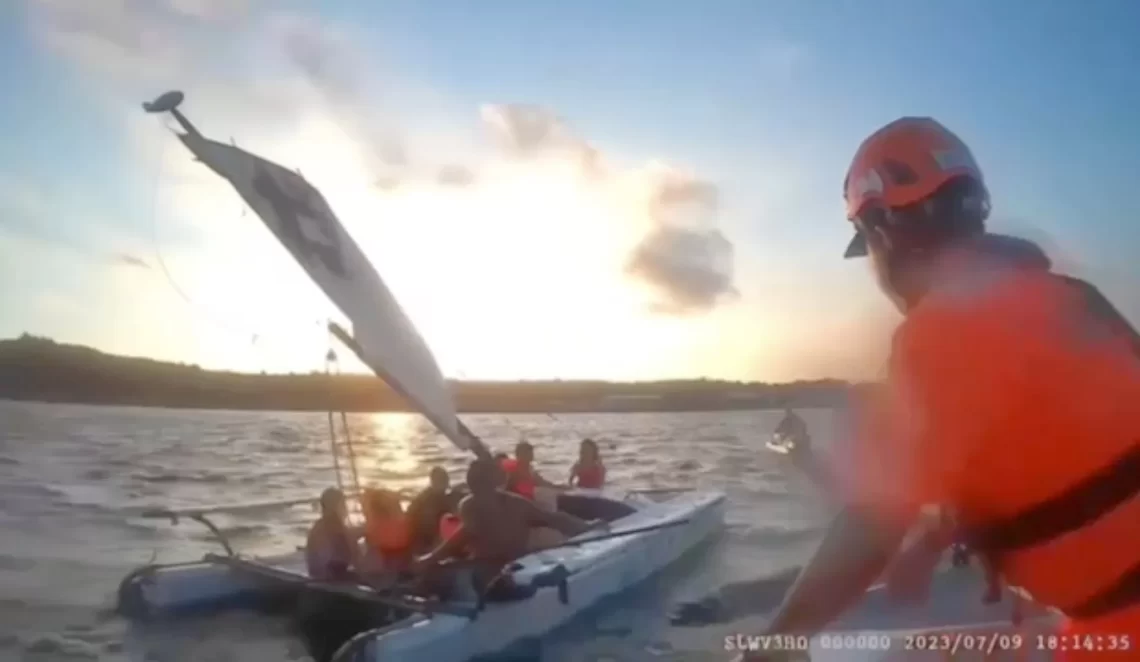 墾丁帆船鋼索斷裂失去動力-海巡駕艇救援