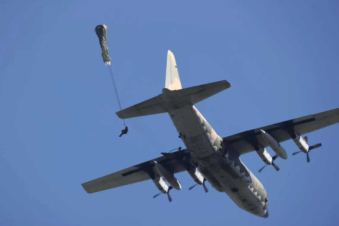 獨／漢光演習聯合反空（機）降作戰　特戰傘兵＋空投悍馬、物資場面震撼