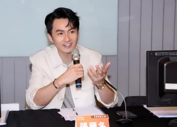超級奶爸張雁名蠟燭多頭燒　換尿布遭兒屎尿突襲
