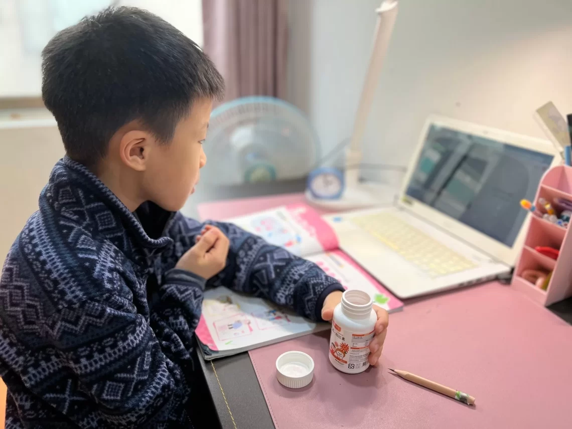 暑假孩童、青少年整天抱3c-適當補充葉黃素守護晶亮