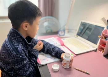 暑假孩童、青少年整天抱3c-適當補充葉黃素守護晶亮