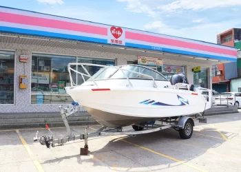 最狂超商預購活動　萊爾富跨界開賣「百萬遊艇」