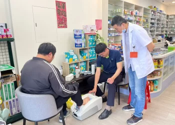 桃園蔬食藥局深耕社區推骨密檢測　藥師曝保健品挑選關鍵