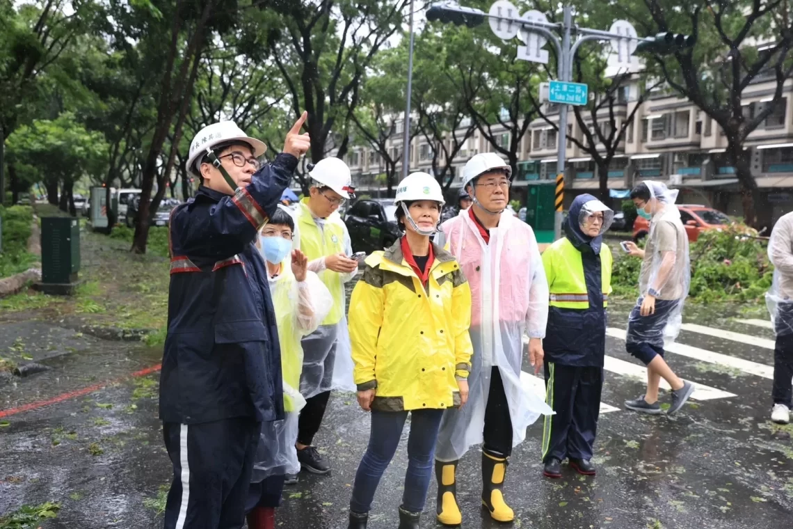 海葵颱風肆虐高雄200棵路樹倒塌　陳其邁視察慰問