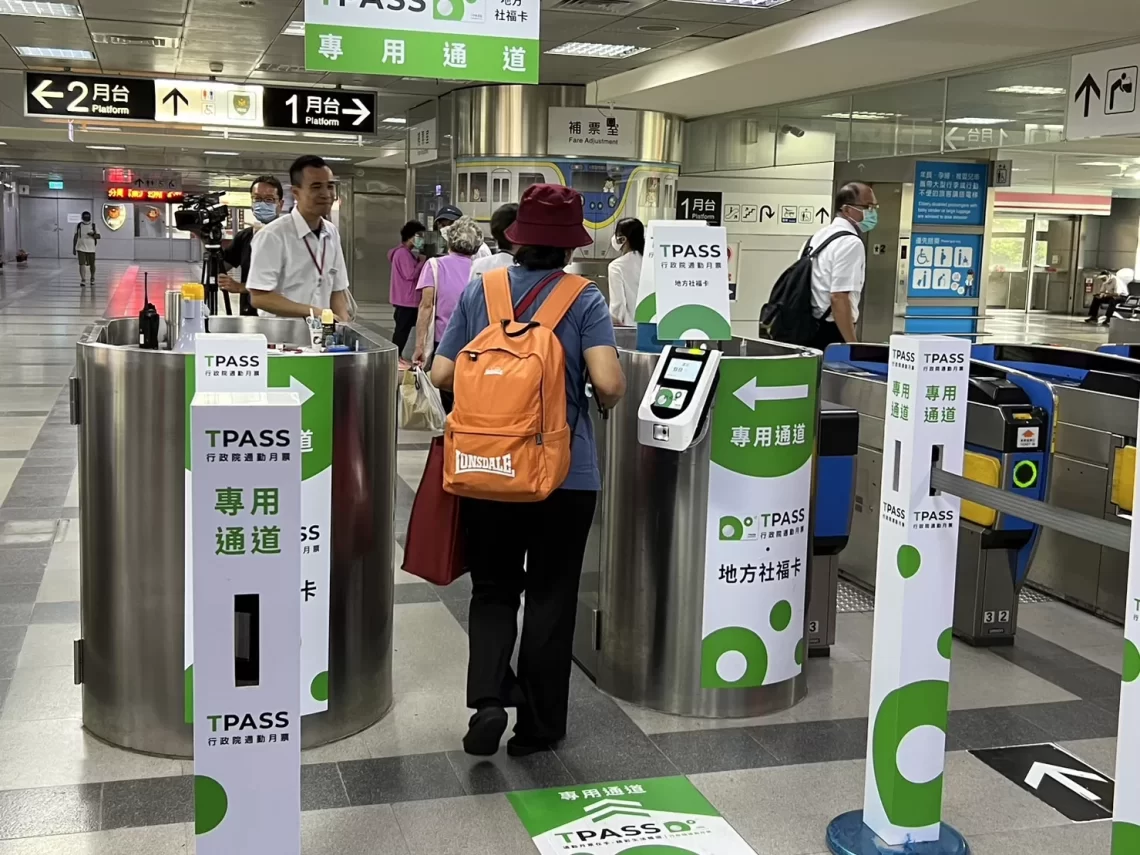 台鐵屏東站tpass月票用量飆升　增設4通道出入順暢