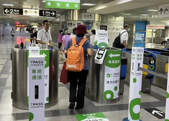 台鐵屏東站tpass月票用量飆升　增設4通道出入順暢