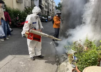 影/高市登革熱疫情升溫-國軍39化學兵協助噴藥