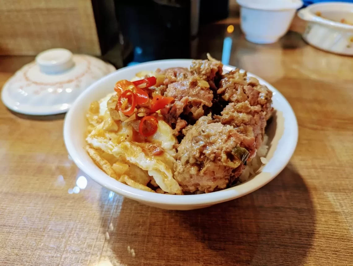 新莊人氣排隊小吃！瓜子肉飯配半熟蛋超下飯-老闆竟是「大飯店主廚」退休