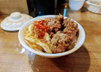 新莊人氣排隊小吃！瓜子肉飯配半熟蛋超下飯-老闆竟是「大飯店主廚」退休