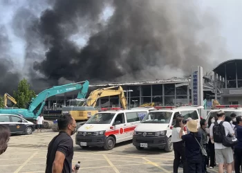 影／屏東明揚工廠大火百人傷亡蔡英文探視　國軍預置兵力