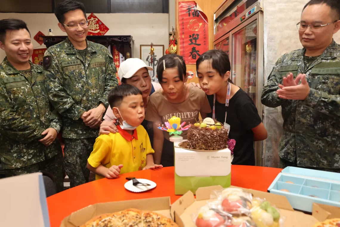 八軍團官兵自掏腰包 捐助被棄養姊弟度中秋