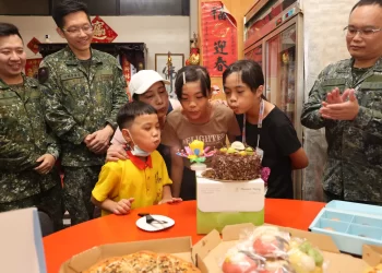 八軍團官兵自掏腰包　捐助被棄養姊弟度中秋