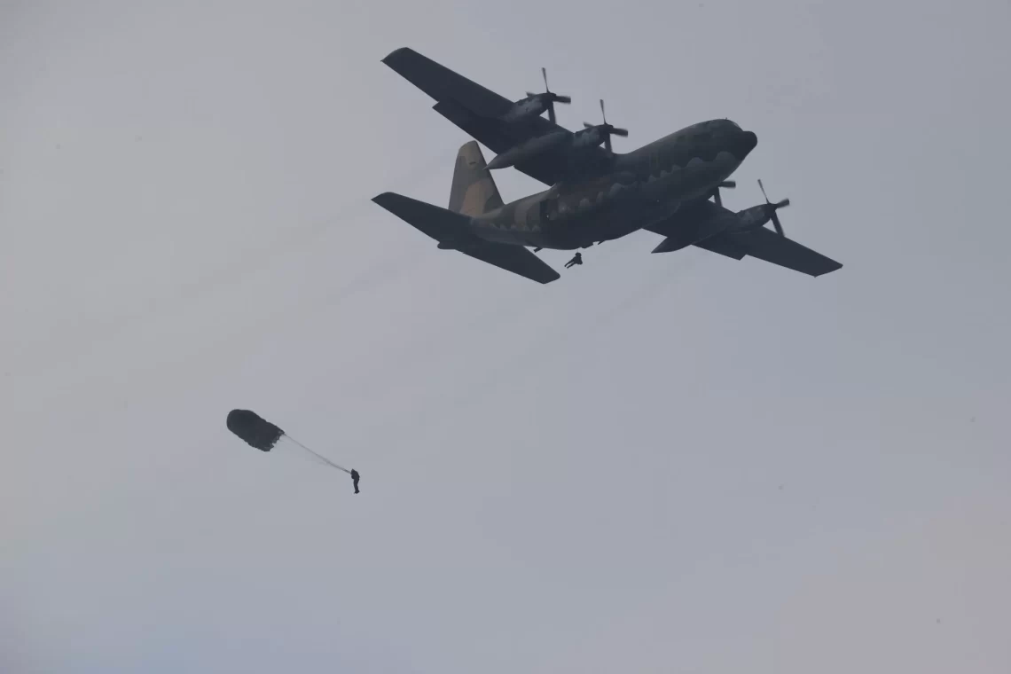 影／不畏「小犬颱風」來襲　空訓中心執行海上跳傘任務