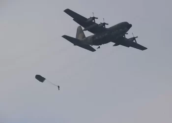 影／不畏「小犬颱風」來襲　空訓中心執行海上跳傘任務