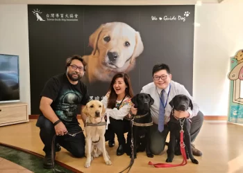 用愛讓盲人無礙：陳長青與陳建飛共同推動台灣導盲犬訓練之路