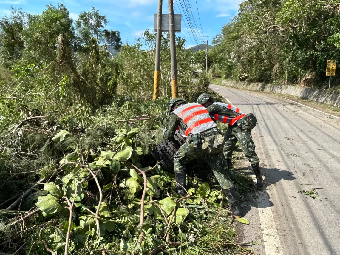 小犬重創滿州與牡丹 第四作戰區國慶連假助恢復家園