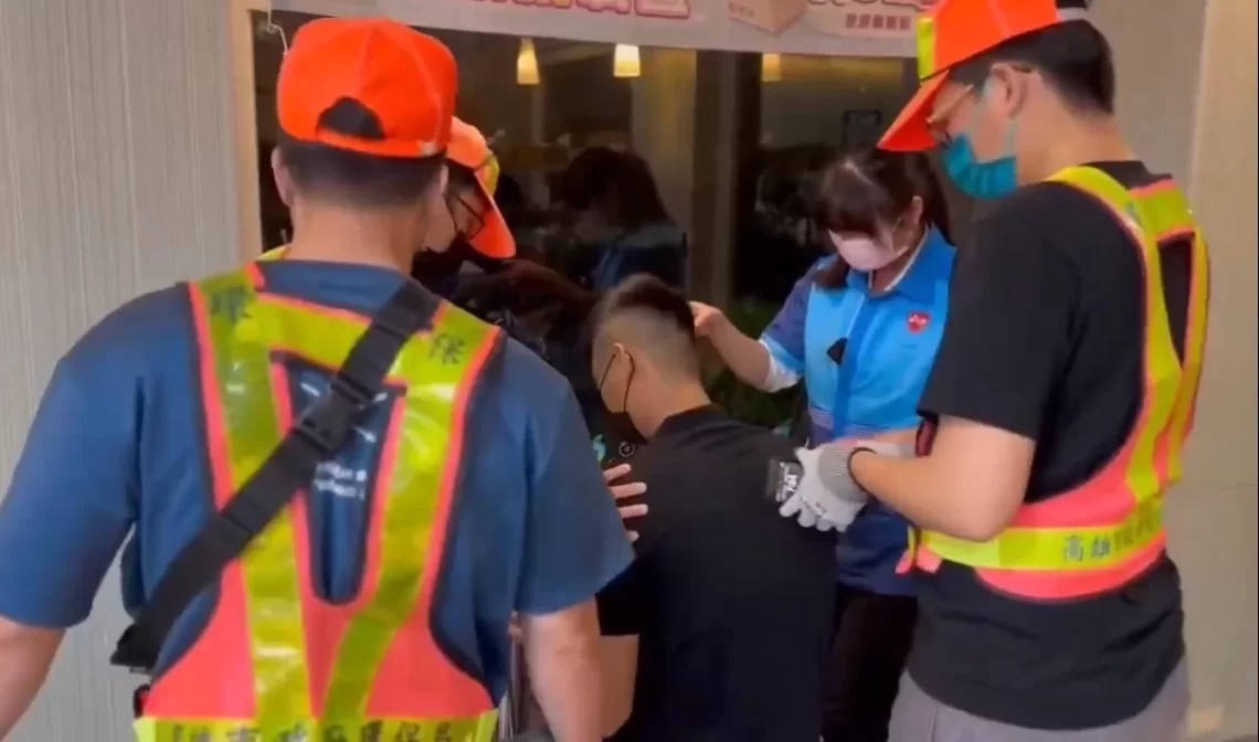 旗山警喬裝清潔員、超商店員潛伏　詐騙車手當場被逮