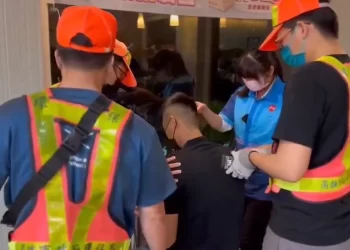 旗山警喬裝清潔員、超商店員潛伏　詐騙車手當場被逮