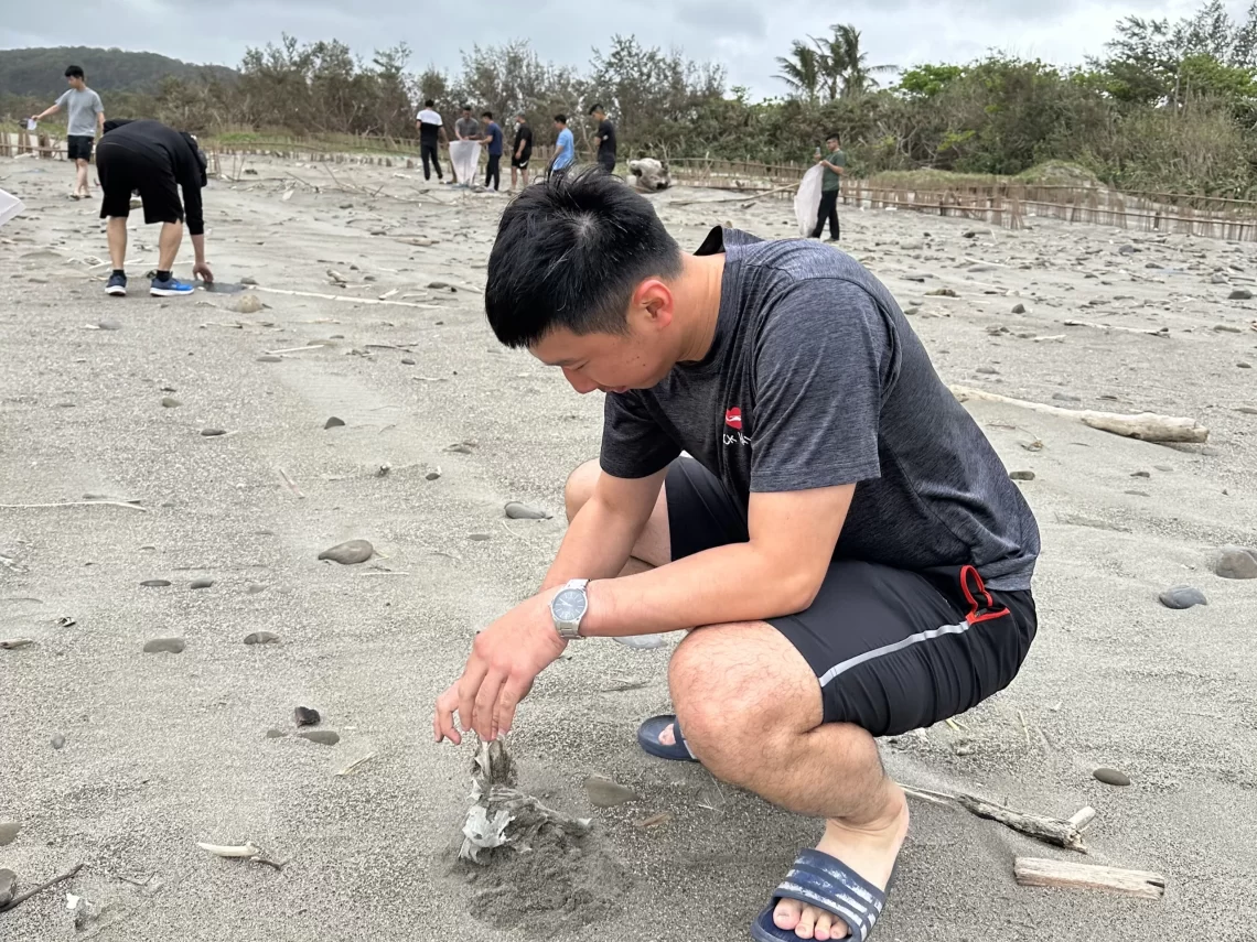 陸軍航特部601旅守護海岸環境淨灘行動　