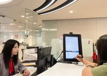 新光人壽導入寰宇數位無紙化服務．智慧科技與溫暖並存的數位櫃檯