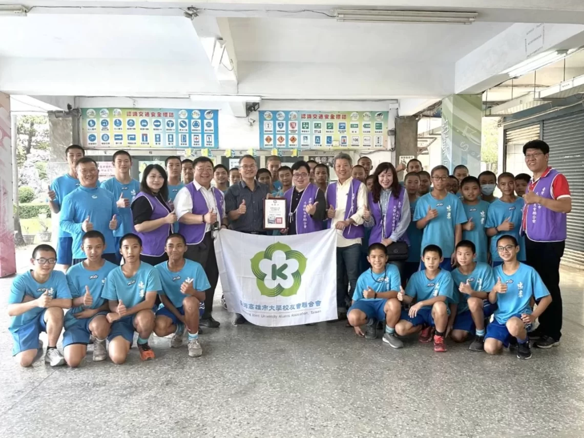 歲末送愛心「雄大會」贈忠孝國中棒球隊加菜金