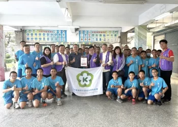 歲末送愛心「雄大會」贈忠孝國中棒球隊加菜金