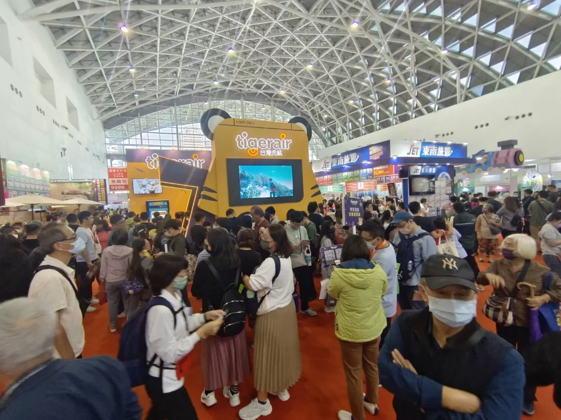 高雄旅展「魷魚遊戲真人挑戰賽」耶誕老人闖關奪大獎